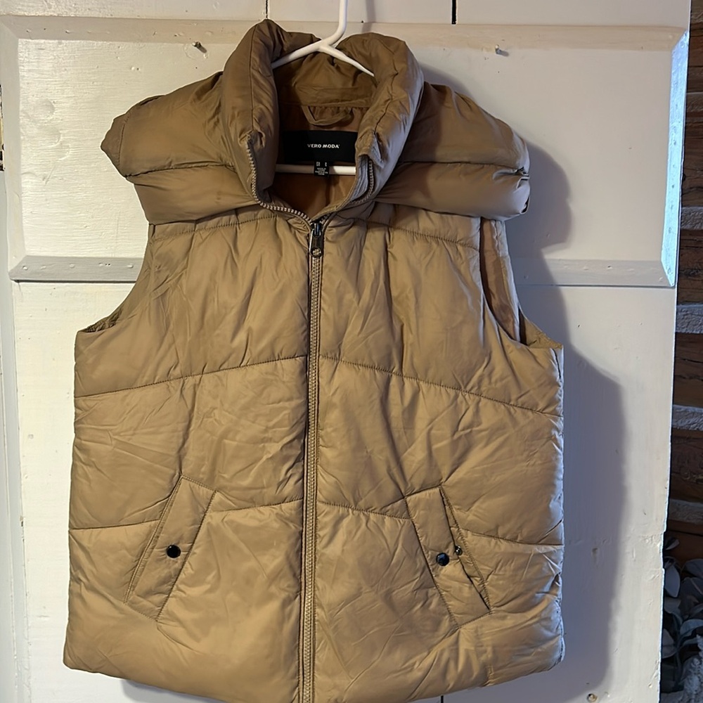 Vero Moda Tan lightweight packable puffer vest size Small